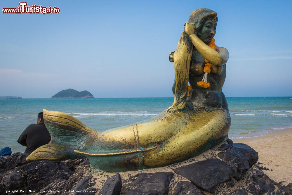 Immagine La statua della sirenetta sulla spiaggia di Samila, Songkhla (Thailandia): si tratta di una delle principali attrazioni della cittadina di Songkhla - © Mohd Nasri Bin Mohd Zain / Shutterstock.com