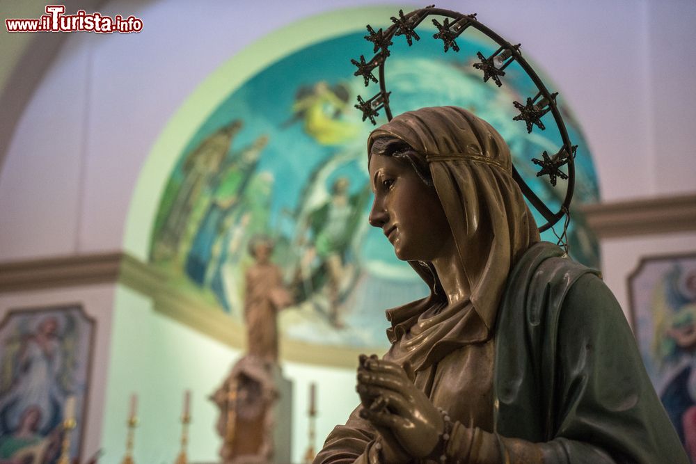 Immagine La statua della Vergine nella chiesa di San Paolo a Olbia, Sardegna. Questo bell'edificio religioso in stile barocco è caratterizzato da un alto campanile, dalla cupola con maioliche e da una scultura che ritrae la Madonna.