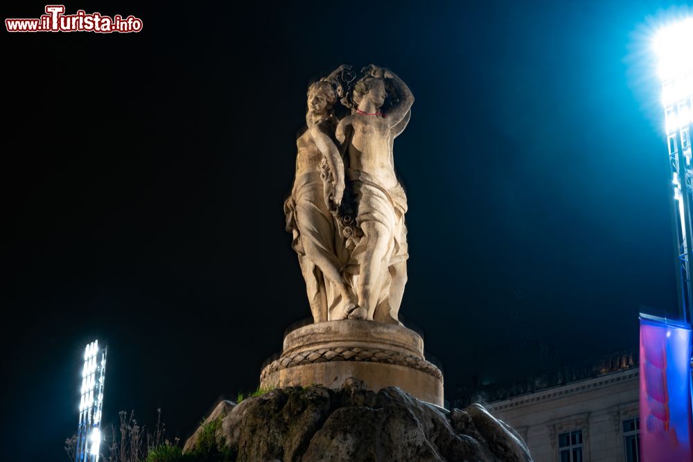 Immagine La statua delle Tre Grazie fotografata di notte a Montpellier, Francia. Installata nel 1755 è una delle fontane storiche della città dell'Occitania.