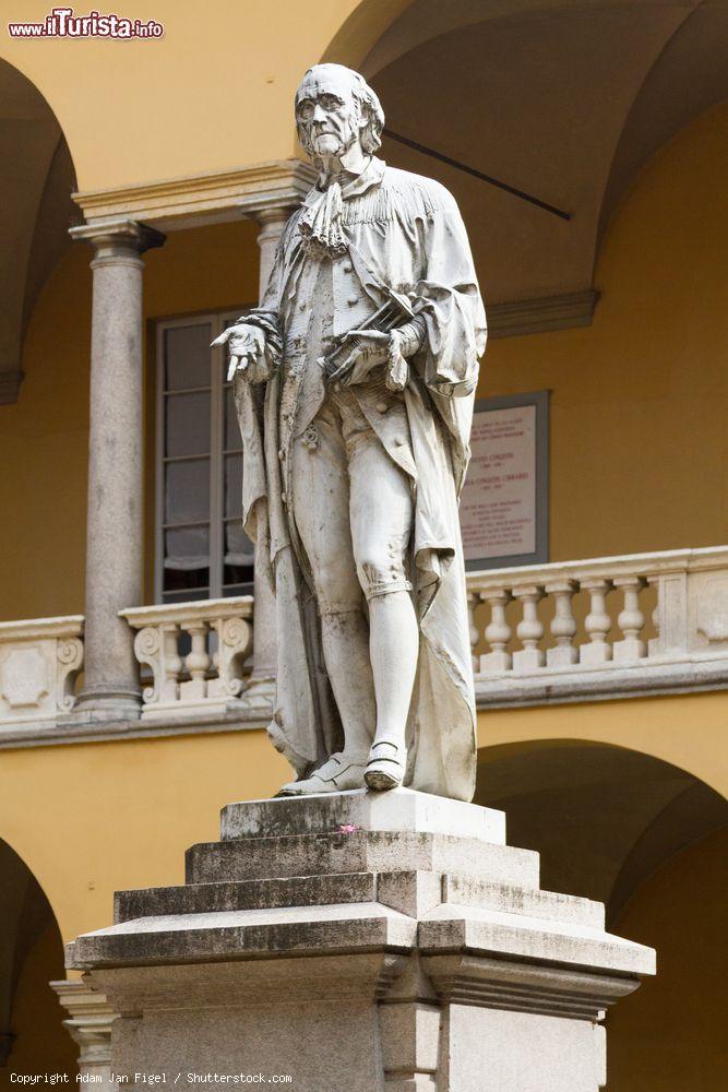 Immagine La statua di Alessandro Volta in centro a Pavia, Lombardia - © Adam Jan Figel / Shutterstock.com