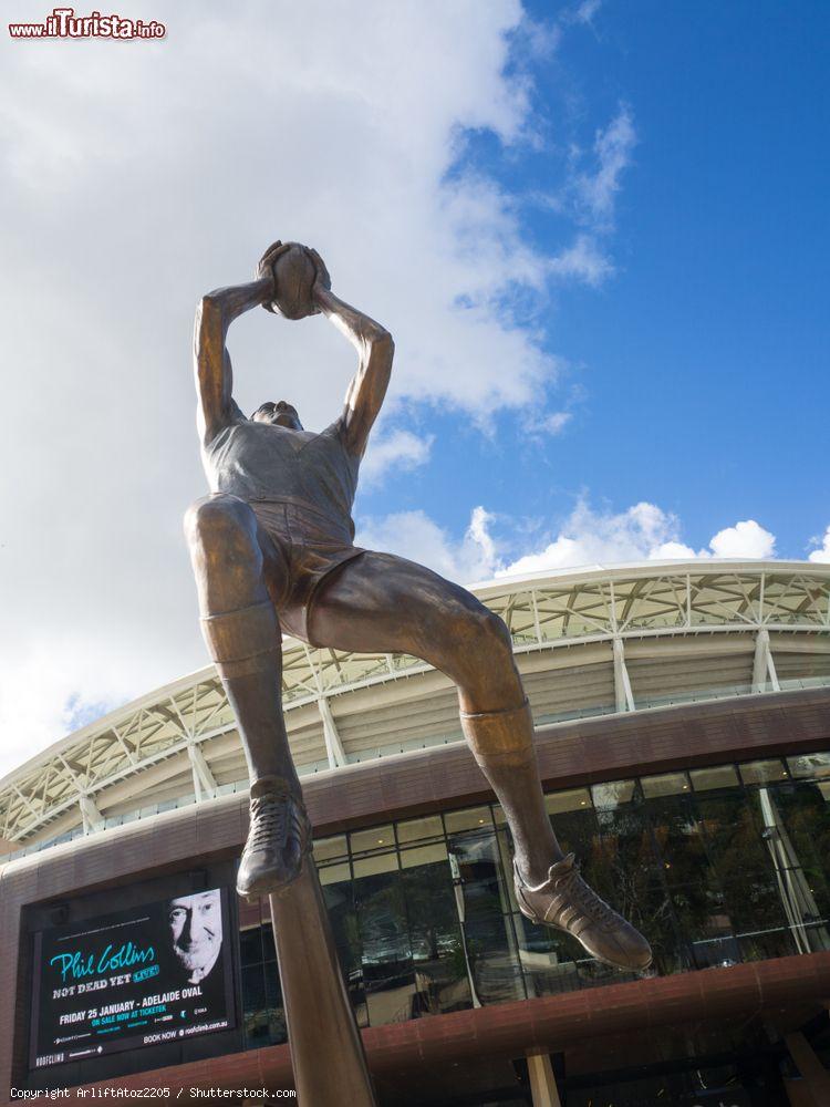 Immagine La statua di Barrie Robran a Adelaide, Australia. E' un ex calciatore australiano che ha rappresentato il North Adelaide nella National Footbal League dal 1967 al 1980 - © ArliftAtoz2205 / Shutterstock.com