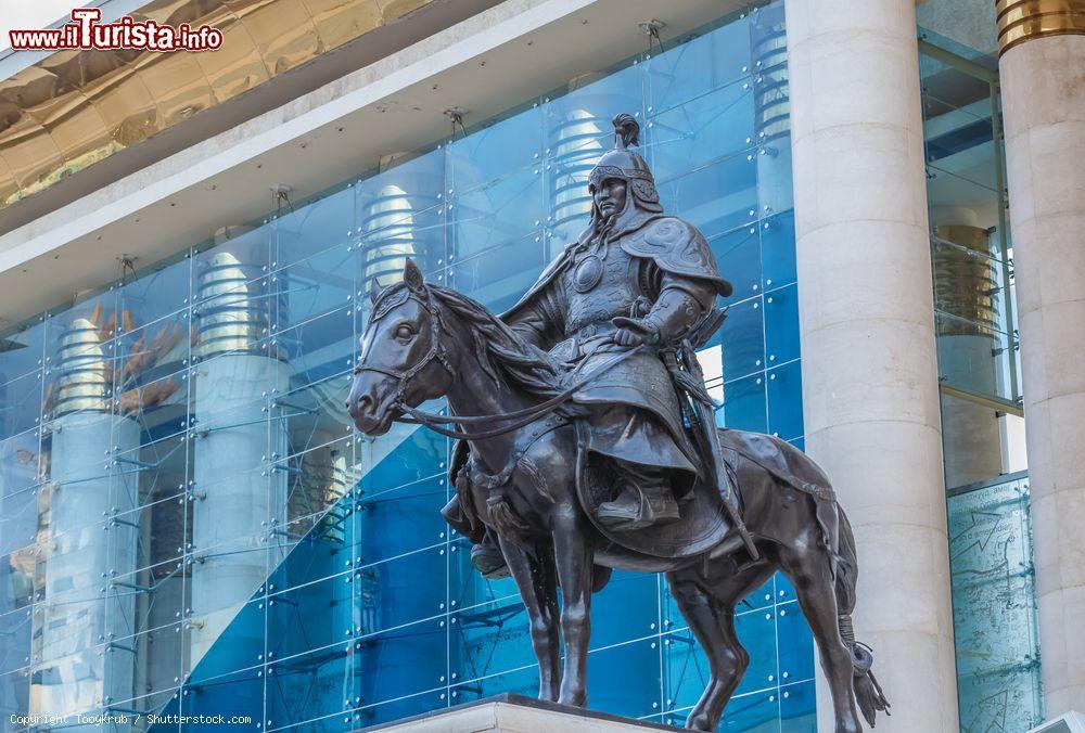 Immagine La statua di Bo'orchu a Ulan Bator, Mongolia. E' stato uno dei primi e più leali amici e alleati di Genghis Khan - © Tooykrub / Shutterstock.com