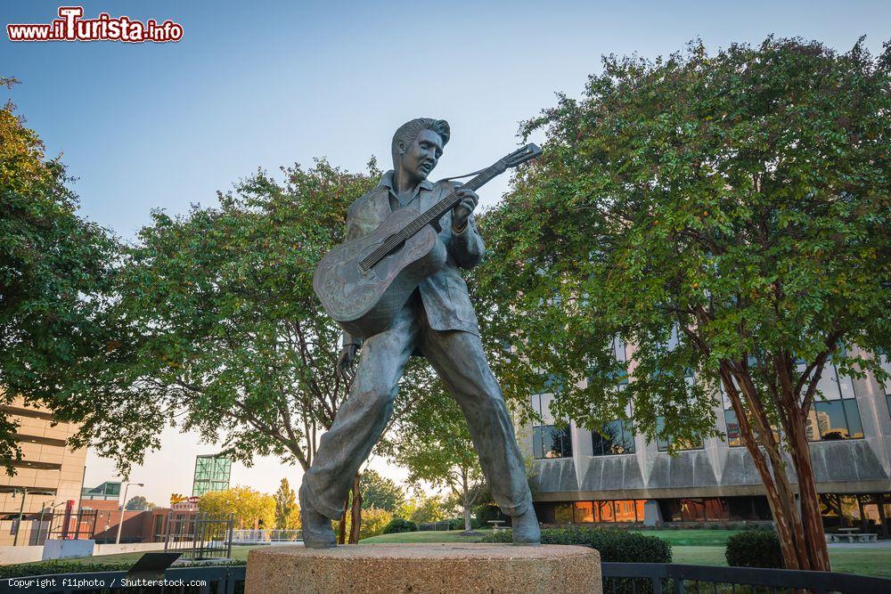 Immagine La statua di Elvis Presley nell'omonima piazza di Memphis, Tennessee (USA) - © f11photo / Shutterstock.com