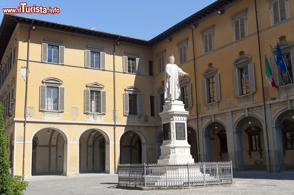 Immagine La statua di Francesco di Marco Datini a Prato, Toscana. Situata in piazza del Comune, venne realizzata da Antonio Garella alla fine del XIX° secolo in ricordo di questo importante mercante della città.