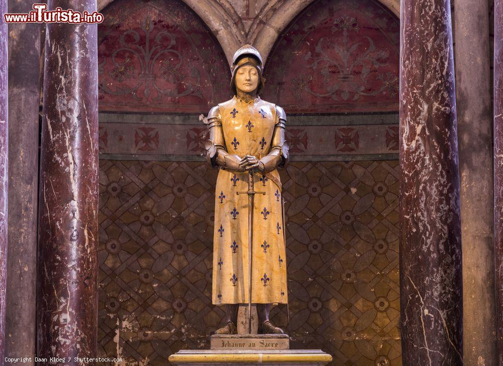 Immagine La statua di Giovanna d'Arco nella cattedrale francese di Reims - © Daan Kloeg / Shutterstock.com