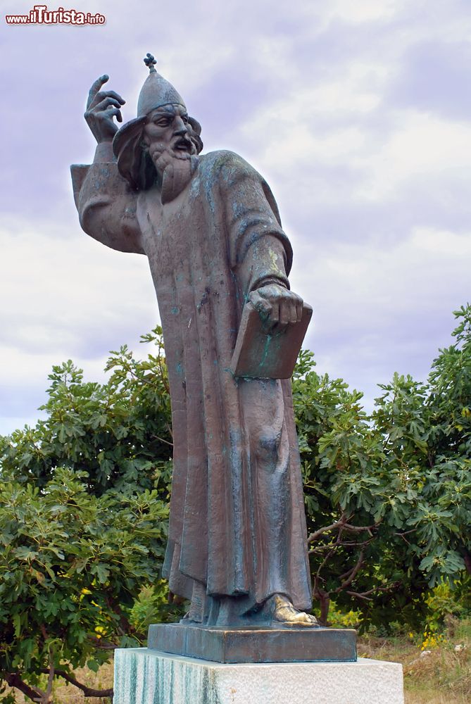 Immagine La statua di Grgur Ninski a Nin, Croazia. Vescovo del IX° e X° secolo, si oppose alle decisioni del papa sulla chiesa croata in merito all'uso della lingua latina nella liturgia locale dopo il 925.