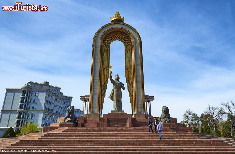 Immagine La statua di Ismoil Somoni nel centro della città di Dushanbe, Tagikistan. E' stato un celebre condottiero samanide vissuto nel X° secolo   - © Truba7113 / Shutterstock.com