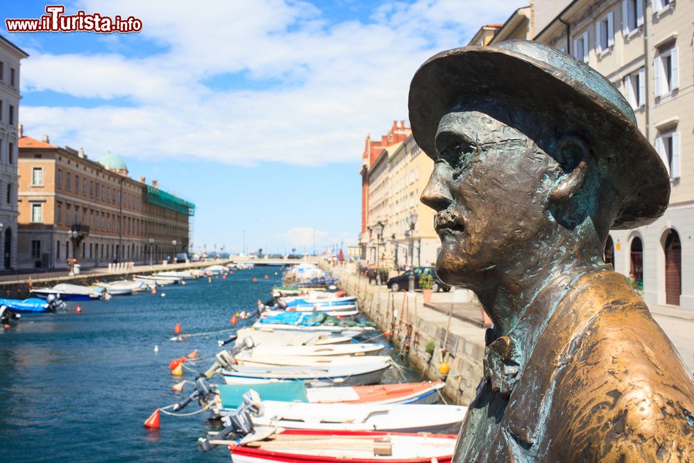 Immagine La statua di James Joyce a Trieste, Friuli Venezia Giulia. Questa bella statua in bronzo è stata realizzata dallo scultore triestino Nino Spagnoli: dal 2004 si trova a Ponte Rosso sul Canal Grande, a Trieste, per ricordare il centenario dell'arrivo in città di Joyce.