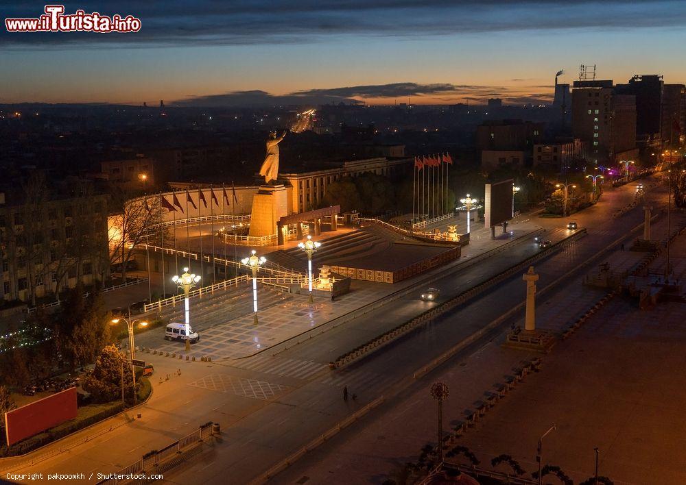 Immagine La statua di Mao a Kashgar fotografata di notte - © pakpoomkh / Shutterstock.com