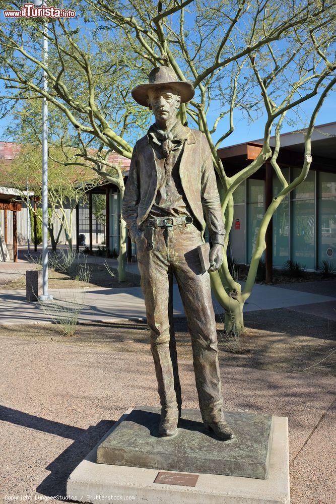 Immagine La statua di Maynard Dixon a Scottsdale, Arizona (USA). E' un'opera di Gary Ernest Smith e si trova al Museo del West - © LunaseeStudios / Shutterstock.com