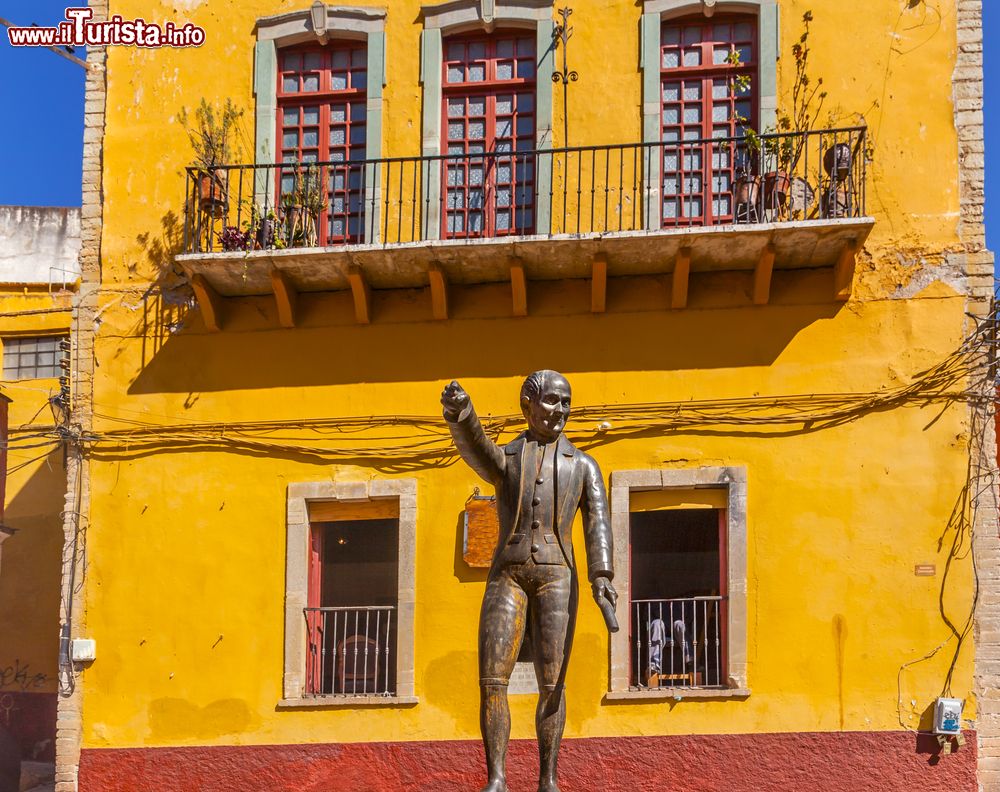 Immagine La statua di Miguel Hidalgo all'Alhondiga de Granaditas di Guanajuato, Messico. Il monumento venne eretto nel 1871 nel luogo dove Hidalgo diede inizio alla battaglia per l'indipendenza del Messico nel 1810.