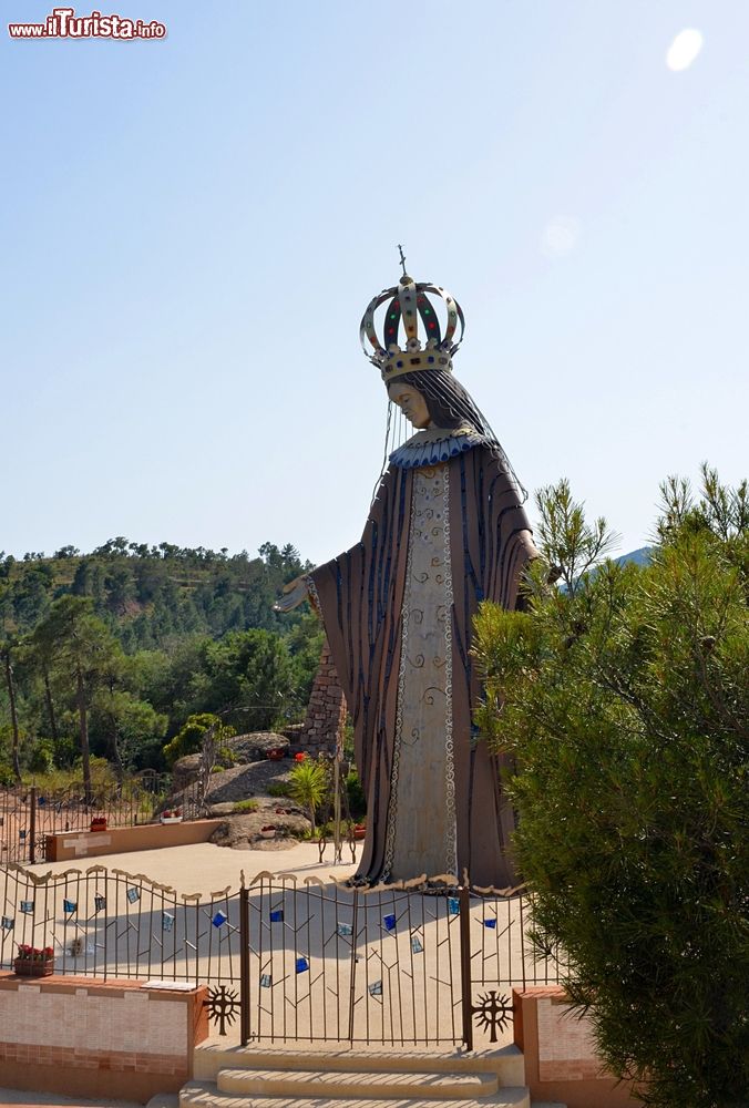 Immagine La statua di Notre-Dame d'Afrique nei pressi di Théoule-sur-Mer, Francia. Alta 12 metri, questa statua dedicata alla Madonna Nera è un luogo di culto per i fedeli francesi d'Algeria.