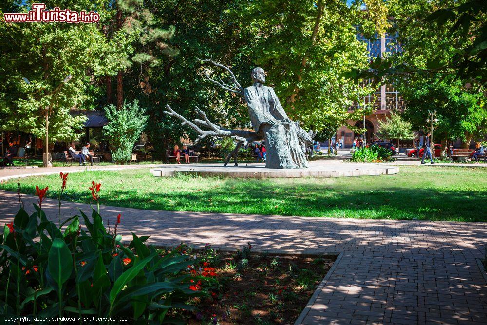 Immagine La statua di padre Komitas nel distretto di Kentron a Yerevan, Armenia. Si trova nei pressi del conservatorio statale Komitas ed è stata costruita in onore del religioso, compositore e musicista armeno - © alionabirukova / Shutterstock.com