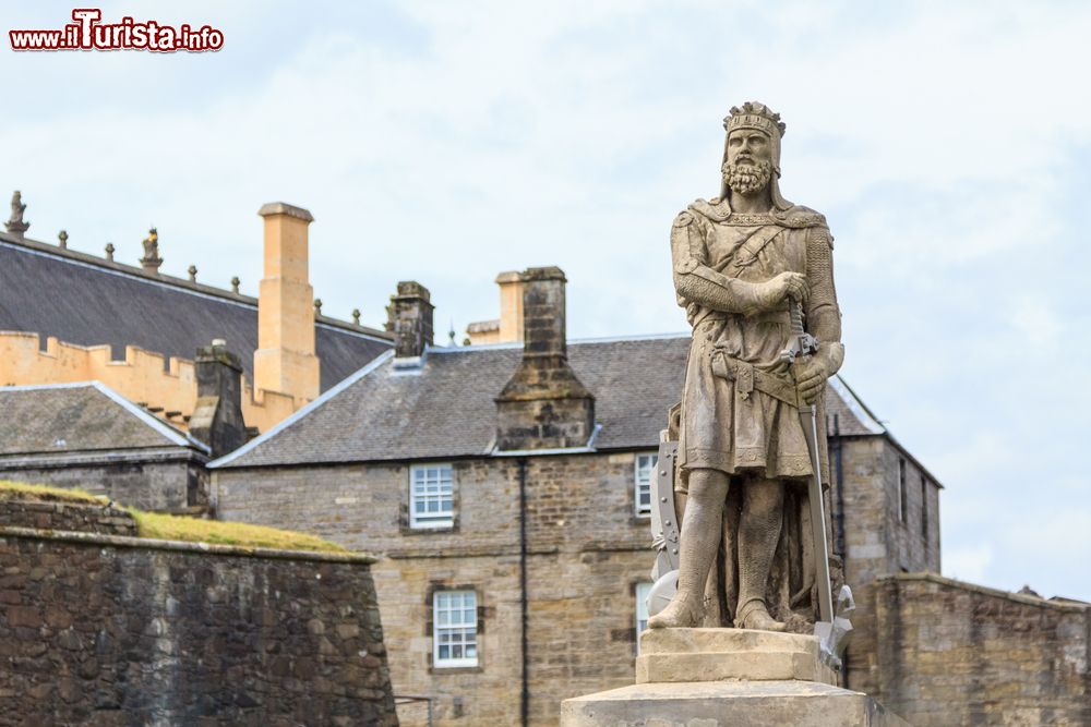 Immagine La statua di Robert the Bruce, re di Scozia: il monumento in pietra si trova di fronte al castello di Stirling. 