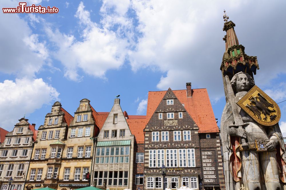 Immagine La statua di Rolando e la città di Brema, Germania. Alta dieci metri, questa scultura situata in Piazza del Mercato ritrae Rolando, protettore della libertà della città anseatica di Brema.