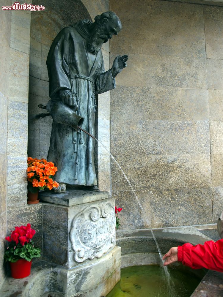 Immagine La statua di San Corrado a Altotting, Germania: si narra di una miracolosa sorgente d'acqua che permetteva il recupero della vista.