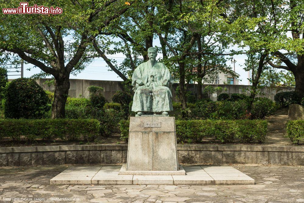 Immagine La statua di Sutezo Nishimura all'Osaka Tempozan Park, Giappone. Uomo d'affari, è stato il sesto governatore di Osaka - © twoKim images / Shutterstock.com