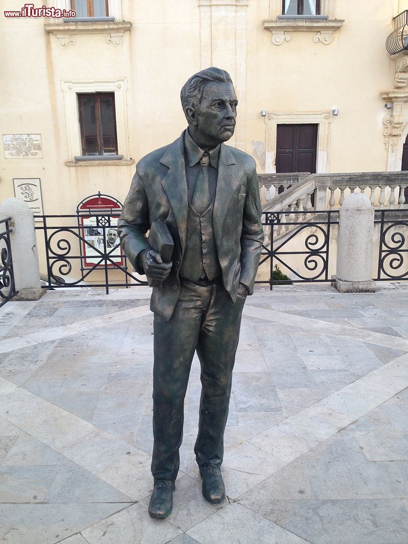 Immagine La Statua di Tomasi di Lampedusa a Santa Margherita di Belice