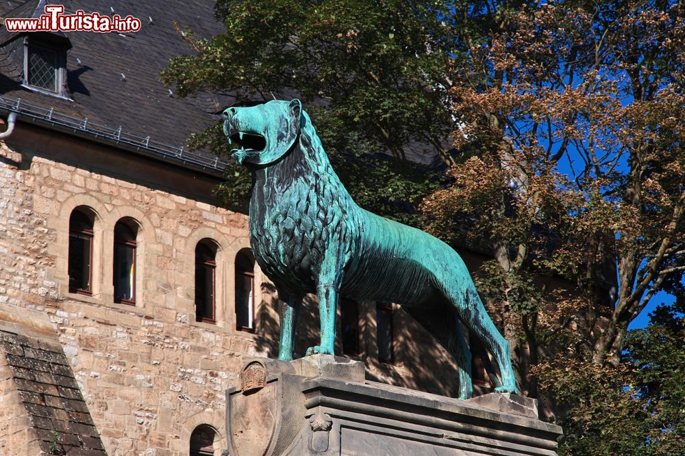 Immagine La statua di un animale nell'antica città tedesca di Goslar, Sassonia.