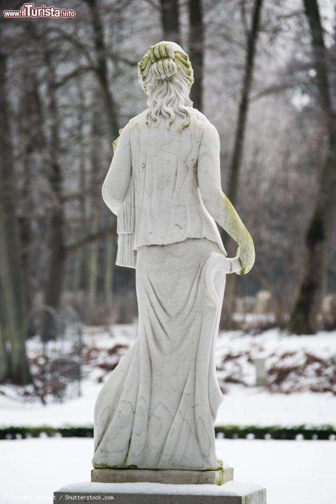 Immagine La statua di una donna in un parco innevato a Palanga, Lituania - © Donisgt / Shutterstock.com
