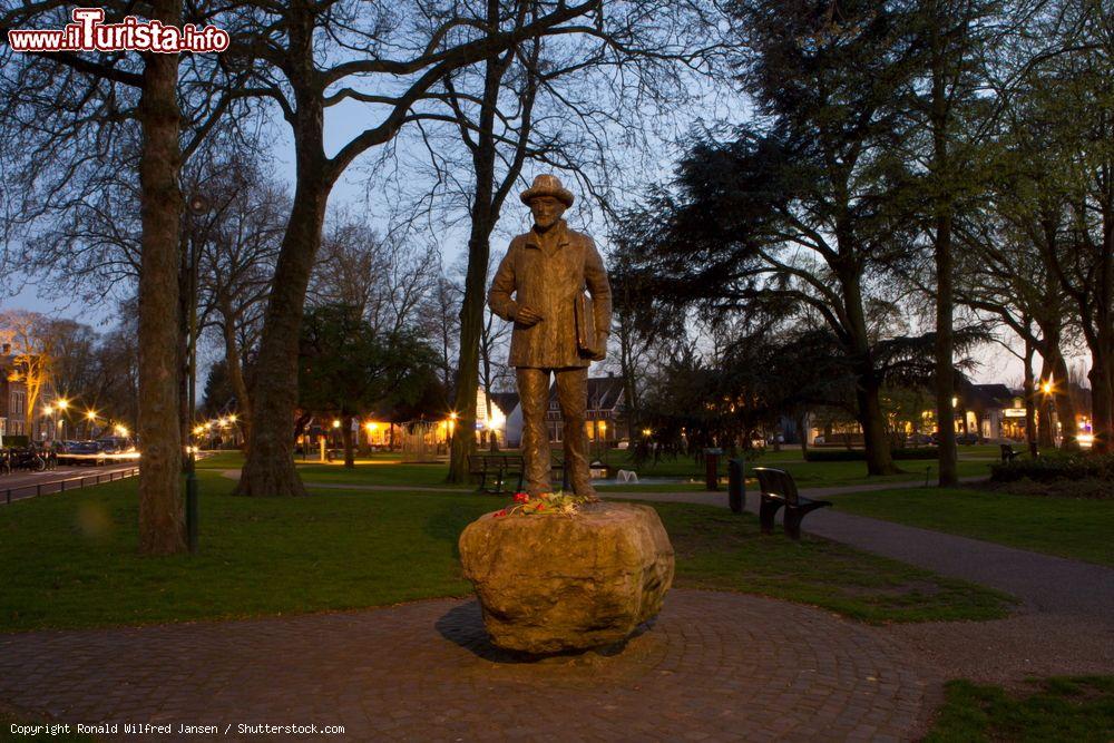 Immagine Una Statua dedicata a Van Gogh a Nuenen in Olanda - © Ronald Wilfred Jansen / Shutterstock.com