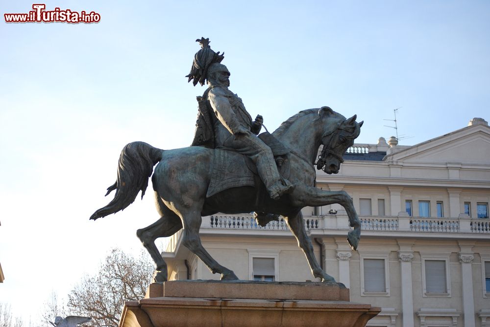 Immagine La statua di Vittorio Emanuele II° a Novara, Piemonte. In piazza Martiri della Libertà, la più grande della città piemontese, sorge il monumento equestre dedicato a Vittorio Emanuele II°, primo re d'Italia, incoronato proprio a Novara.