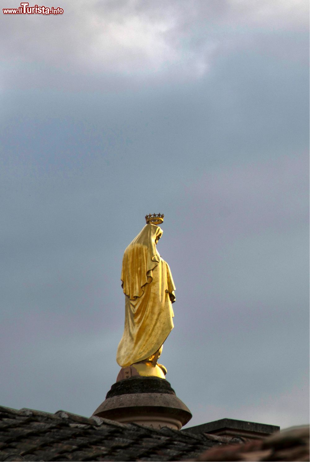 Immagine La statua dorata della Vergine Maria a Ars-sur-Formans, Francia. Questa piccola località a nord di Lione è celebre per Jean-Marie Vianney, passato alla storia come il Curato d'Ars: grazie alla sua attività pastorale, la cittadina divenne ben presto meta di pellegrinaggi.