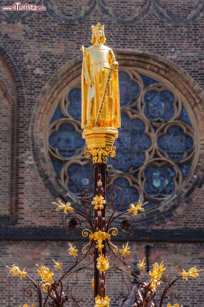 Immagine La statua dorata di Guglielmo II° d'Olanda al Binnenhof, L'Aia (Olanda).