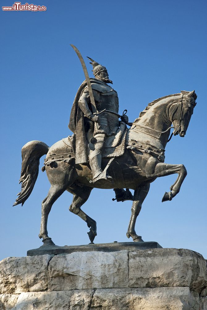 Immagine La statua equestre di Skanderbeg a Tirana, Albania: raffigura Giorgio Castriota, condottiero e patriota albanese. 