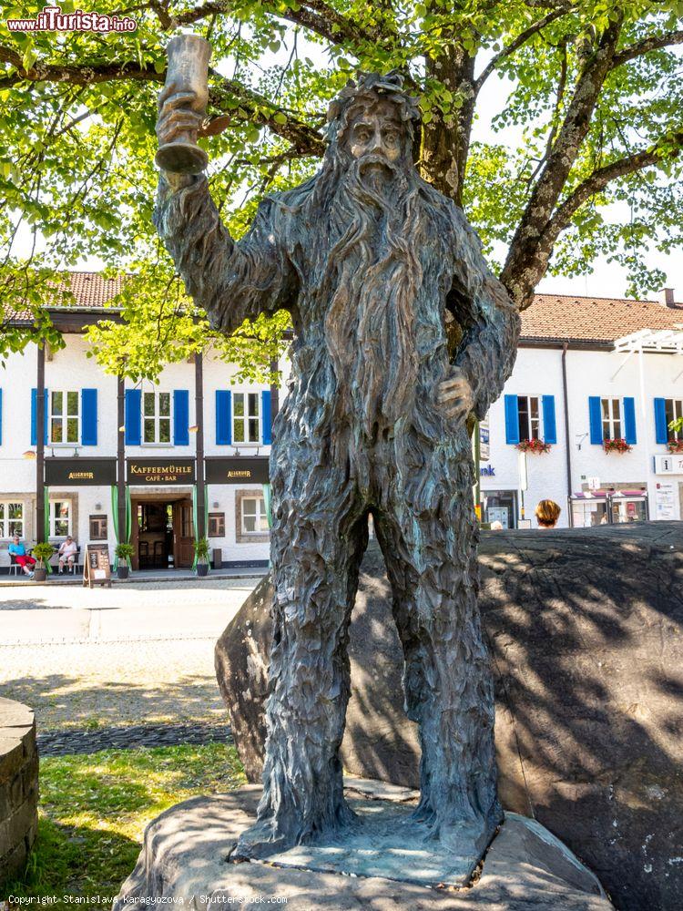 Immagine La statua in bronzo di Wilde-Maendle (o Wild Man) in una piazzetta di Oberstdorf, Germania, in una giornata di sole - © Stanislava Karagyozova / Shutterstock.com