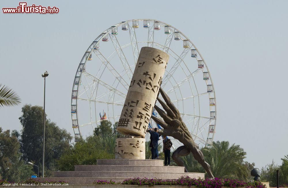 Immagine La statua "Save Iraq" in una piazza di Baghdad. Il Save Iraqi Culture Monument è stato commissionato nel 2010 dal sindaco di Baghdad e il progetto è stato ispirato dal progetto dello sculture iracheno Mohammed Ghani Hikmat  - © rasoulali / Shutterstock.com