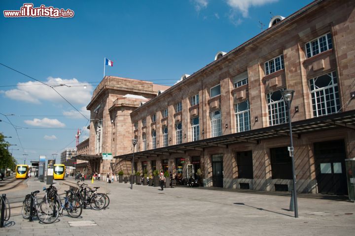 Immagine La stazione dei treni a Mulhouse, Alsazia, Francia. Attivata nel 1839, comprende 8 binari - © 208332874 / Shutterstock.com