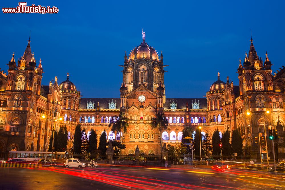 Immagine La stazione ferroviaria Chatrapati Shivaji a Mumbai, India, fotografata di notte. Chiamata in origine Victoria Terminus, è un edificio storico della città di Mumbai. Dal 2004 fa parte dei patrimoni mondiali dell'Unesco.