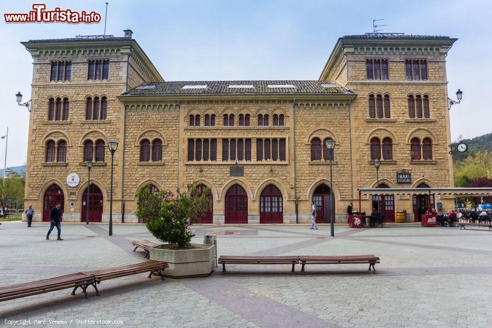 Immagine La stazione ferroviaria di Estella nella piazza centrale, Navarra, Spagna - © Marc Venema / Shutterstock.com