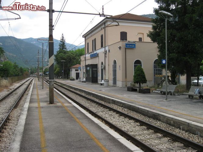 Immagine La stazione ferroviaria di Genga-San Vittore: si trova sulla linea che congiunge Roma con Ancona - © Alicudi - CC BY-SA 3.0 - Wikimedia Commons.