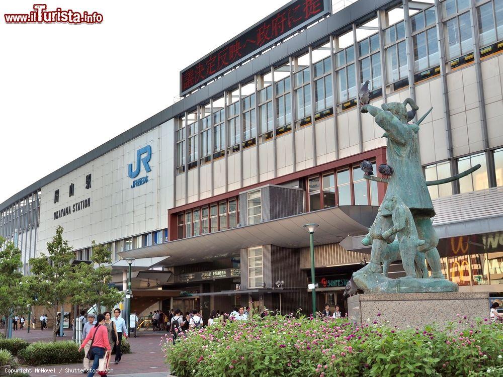 Immagine La stazione ferroviaria di Okayama, Giappone, con la statua di Momotaro, protagonista di un'antica fiaba locale - © MrNovel / Shutterstock.com