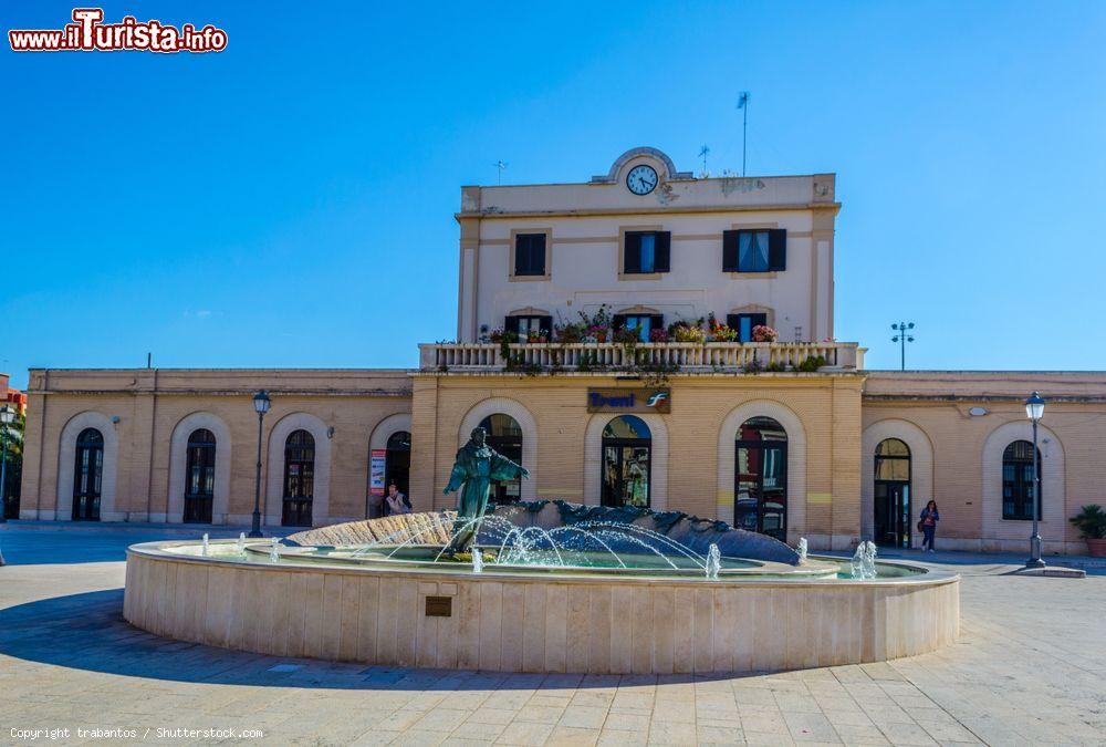 Immagine La stazione ferroviaria di Trani, Puglia. In primo piano, una fontana con scultura - © trabantos / Shutterstock.com