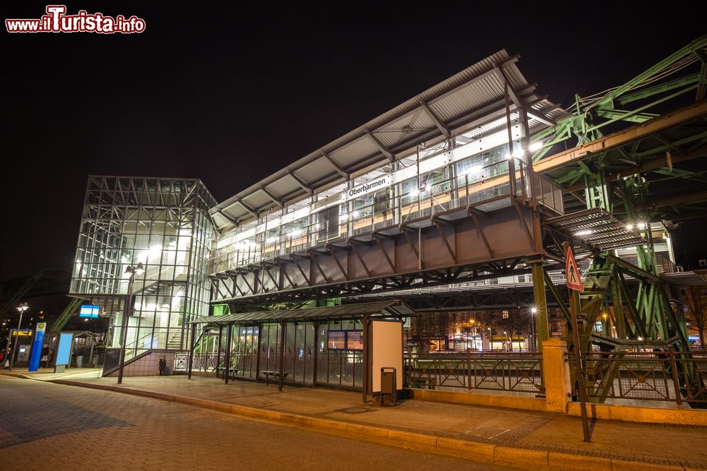 Immagine La stazione ferroviaria di Wuppertal fotografata di notte, Germania.