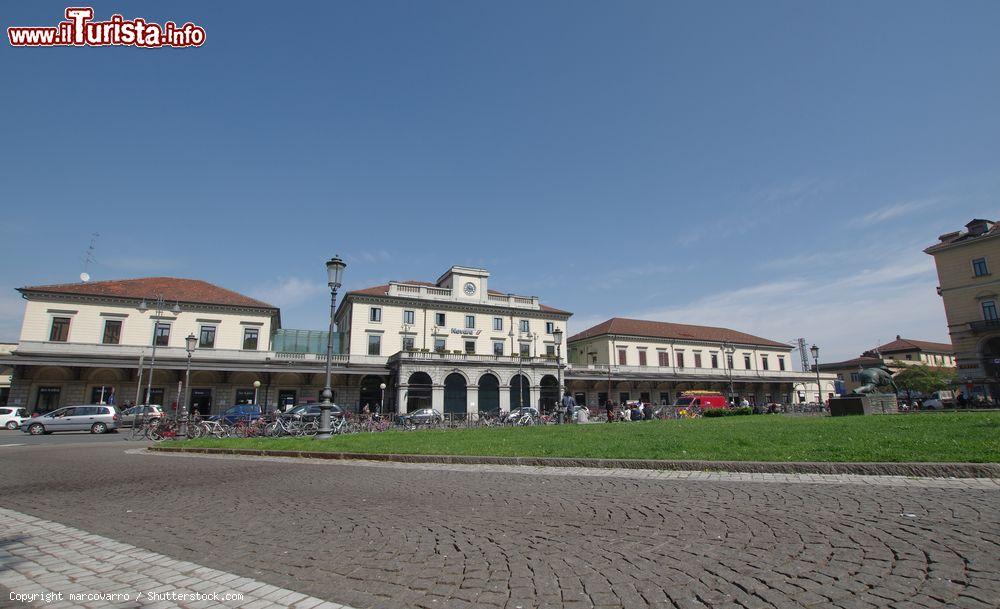 Immagine La stazione principale di Novara, Piemonte. Dal 3 luglio del 1854 serve la città e l'intero Comune di Novara; negli ultimi anni sono stati realizzati interventi di ammodernamento con l'innalzamento di alcune banchine - © marcovarro / Shutterstock.com