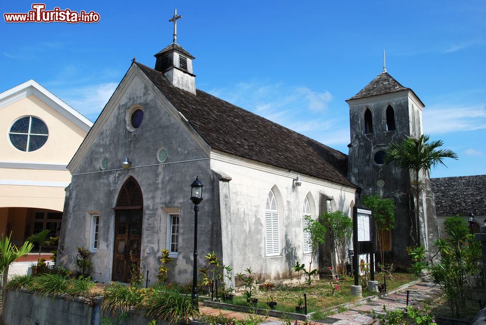 Immagine La storica chiesa di San Francesco Xavier a Nassau, Bahamas. E' la più antica chiesa cattolica del Commonwealth delle Bahamas. La prima pietra dell'edificio sacro venne posta nel 1885 sotto la supervisione del sacerdote John O'Keefe e consacrata due anni più tardi. San Francesco Saverio, a cui è dedicata la cattedrale, è considerato dagli apostoli uno dei più grandi missionari.