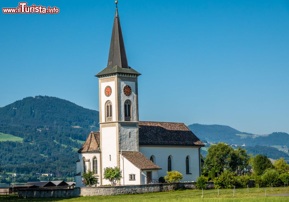 Immagine La storica chiesa di San Martino Busskirch a Rapperswil-Jona, Svizzera. La chiesa parrocchiale altomedievale sorge sui resti di un edificio romano.