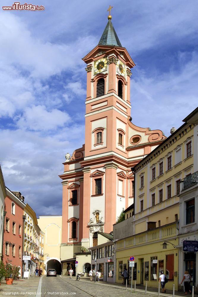 Immagine La storica chiesa di San Paolo a Passau, Bavaria, Germania. Si tratta della più antica chiesa parrocchiale della città - © footageclips / Shutterstock.com