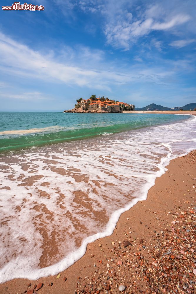 Immagine La storica cittadina di Sveti Stefan, Montenegro, vista dalla spiaggia. In origine piccolo villaggio di pescatori, Santo Stefano di Pastrovicchio è stato trasformato in un hotel di lusso dal governo jugoslavo durante il regno di Tito.