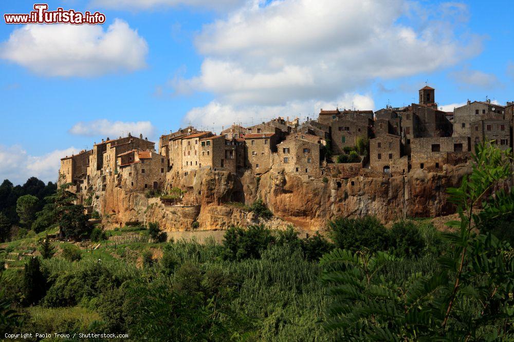 Immagine La storica collina di Pitigliano, provincia di Grosseto, Toscana, al calar del sole - © Paolo Trovo / Shutterstock.com