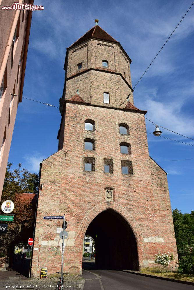 Immagine La storica Jakobertor di Augusta, Germania: è una delle torri d'ingresso della cinta muraria della città bavarese - © photo20ast / Shutterstock.com