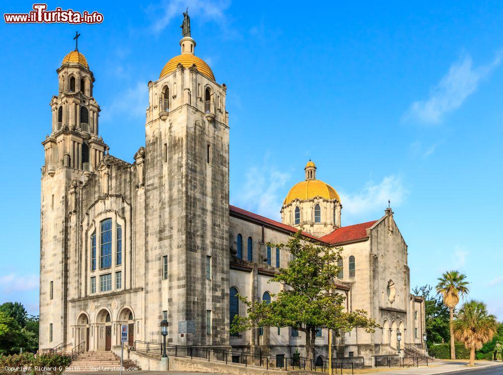 Immagine La storica Little Flower Basilica a San Antonio, Texas. L'edificio religioso venne costruito durante gli anni della Grande Depressione in seguito alla canonizzazione del 1925 di Santa Teresa. E' un tesoro di arte, reliquie e opere scultoree  - © Richard G Smith / Shutterstock.com