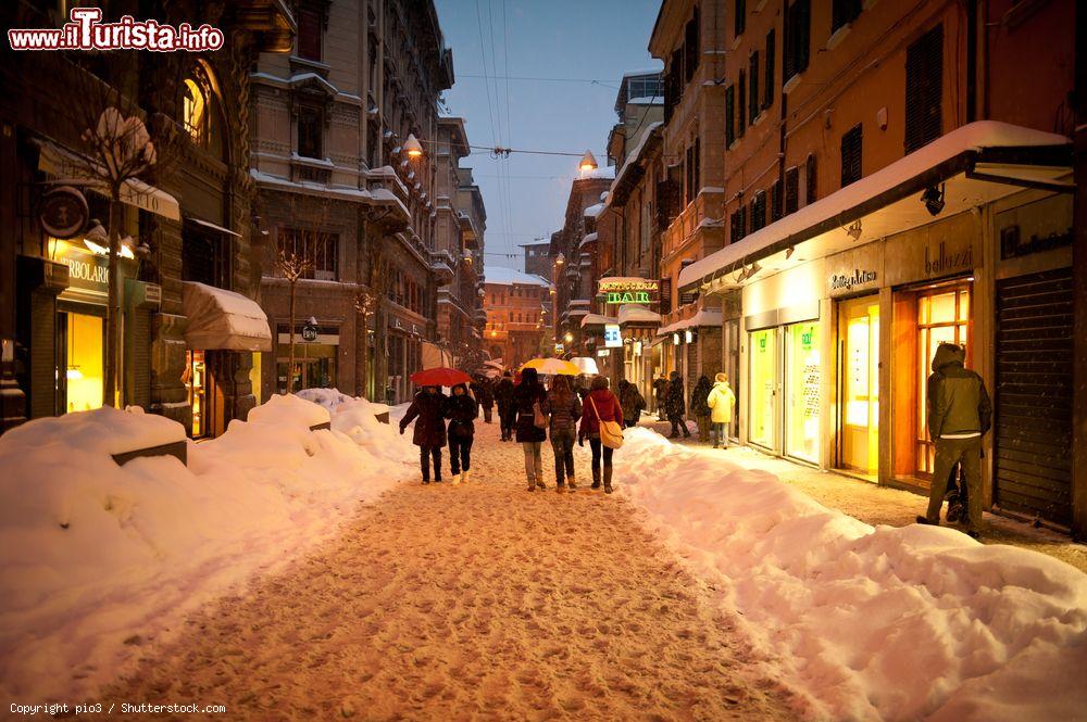 Immagine La storica nevicata di Bologna il 4 febbraio 2012, una via del centro storico. - © pio3 / Shutterstock.com