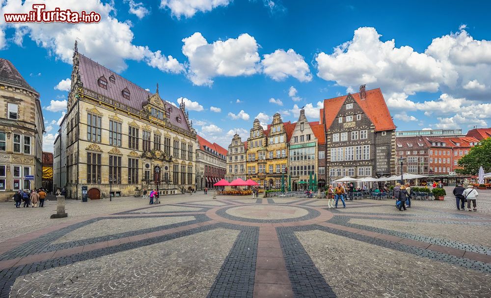 Immagine La storica Piazza del Mercato di Brema, Germania. Su quest'area pubblica si affacciano edifici e palazzi storici oltre che monumenti simbolo della città: il Municipio e la statua di Rolando, nipote di Carlo Magno, sono soltanto due esempi.