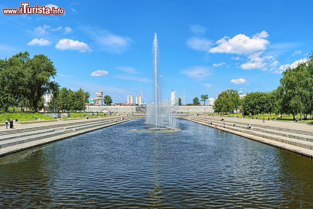 Immagine La storica piazza di Ekaterinburg con le fontane nello stagno della città, Russia.