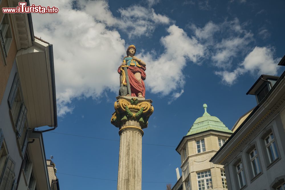 Immagine La storica statua della Fontana della Giustizia a Winterthur, Svizzera. Situata in Marktgasse 41, la scultura che rappresenta la dea romana della giustizia adorna questa fontana eretta nel 1537. Qui un tempo si svolgeva il mercato cittadino.